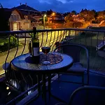 Apartment Chestnut Hill- *